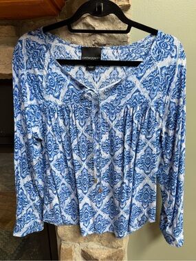 Cynthia Rowley White/Blue Printed Tie-Neck blouse, button cuffs